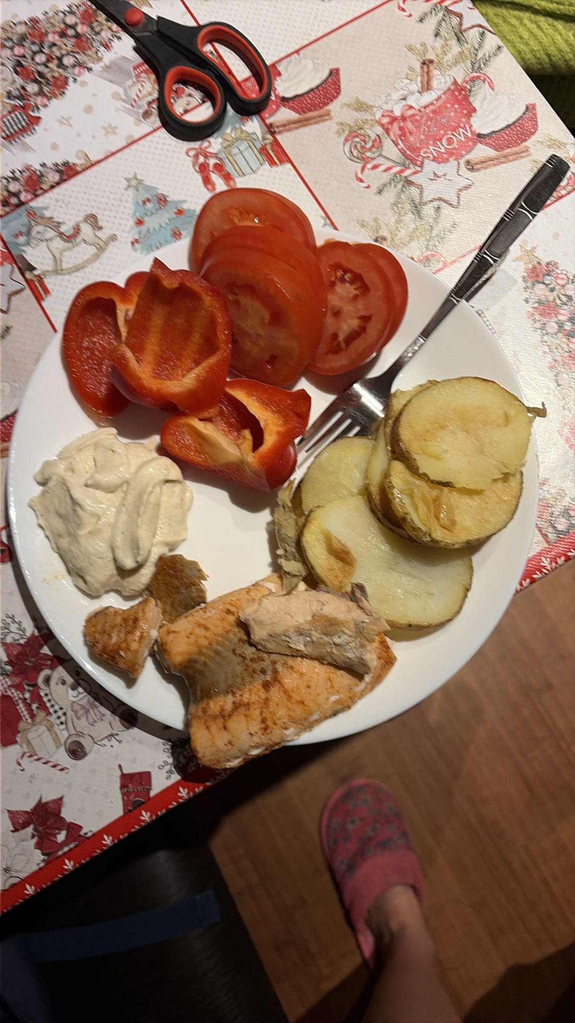 Somon sălbatic cu legume și sos de iaurt