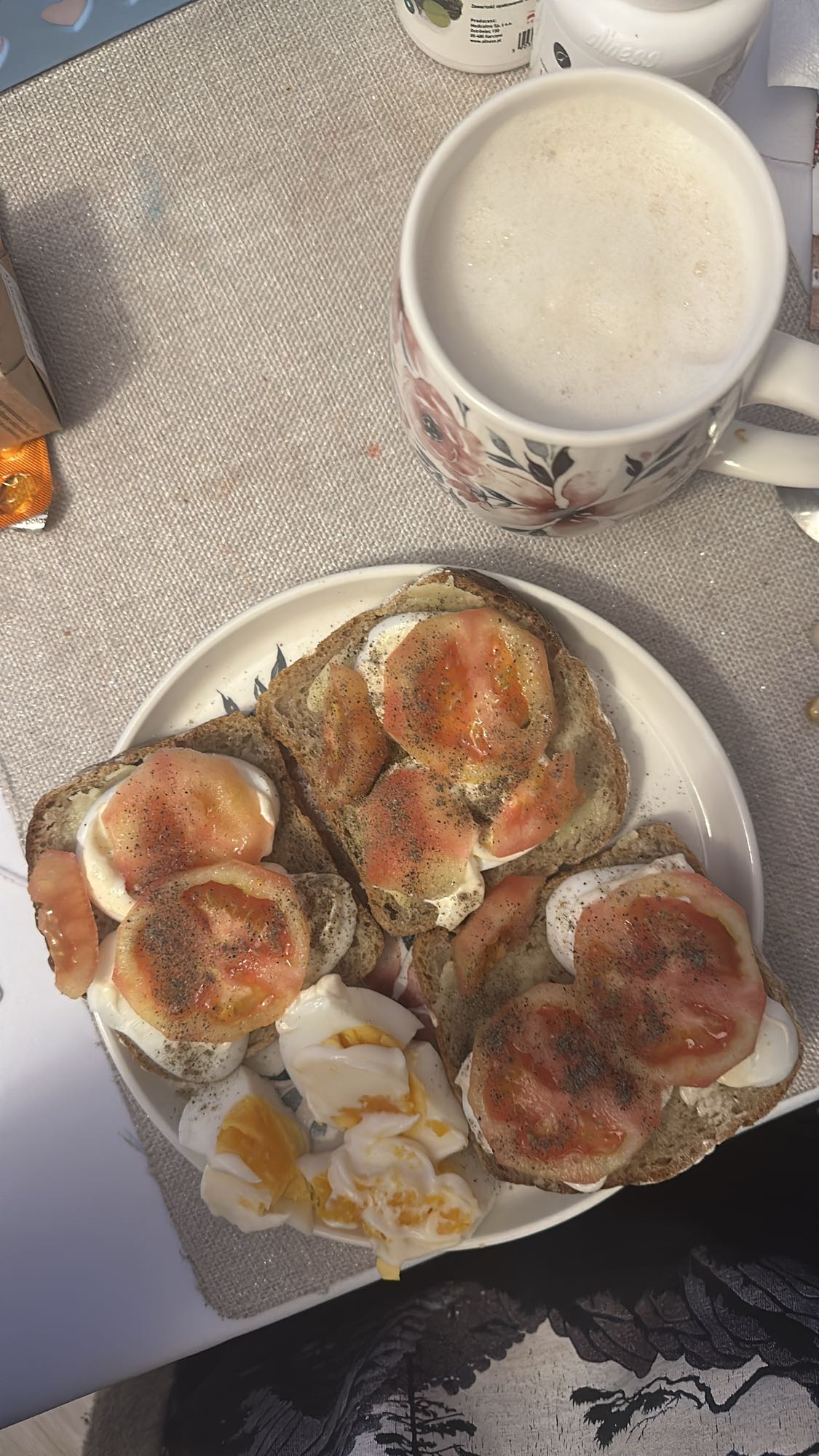 Kanapki z pomidorem i jajkiem