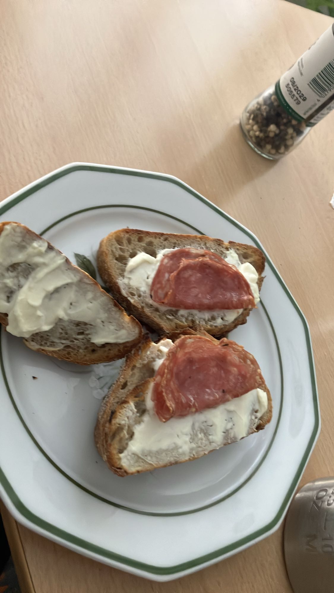 Pão integral com cream cheese light, salame e whey sabor morango