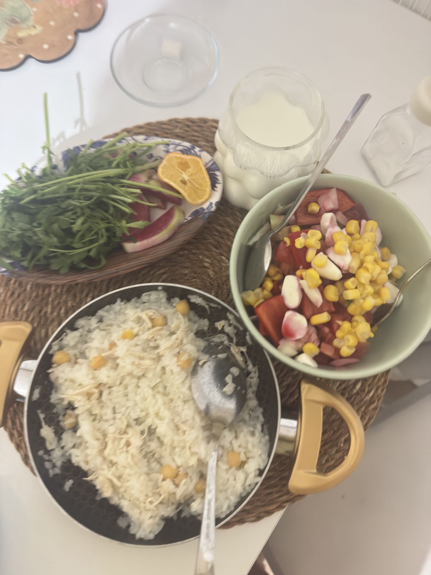 Tavuklu pilav ve salata