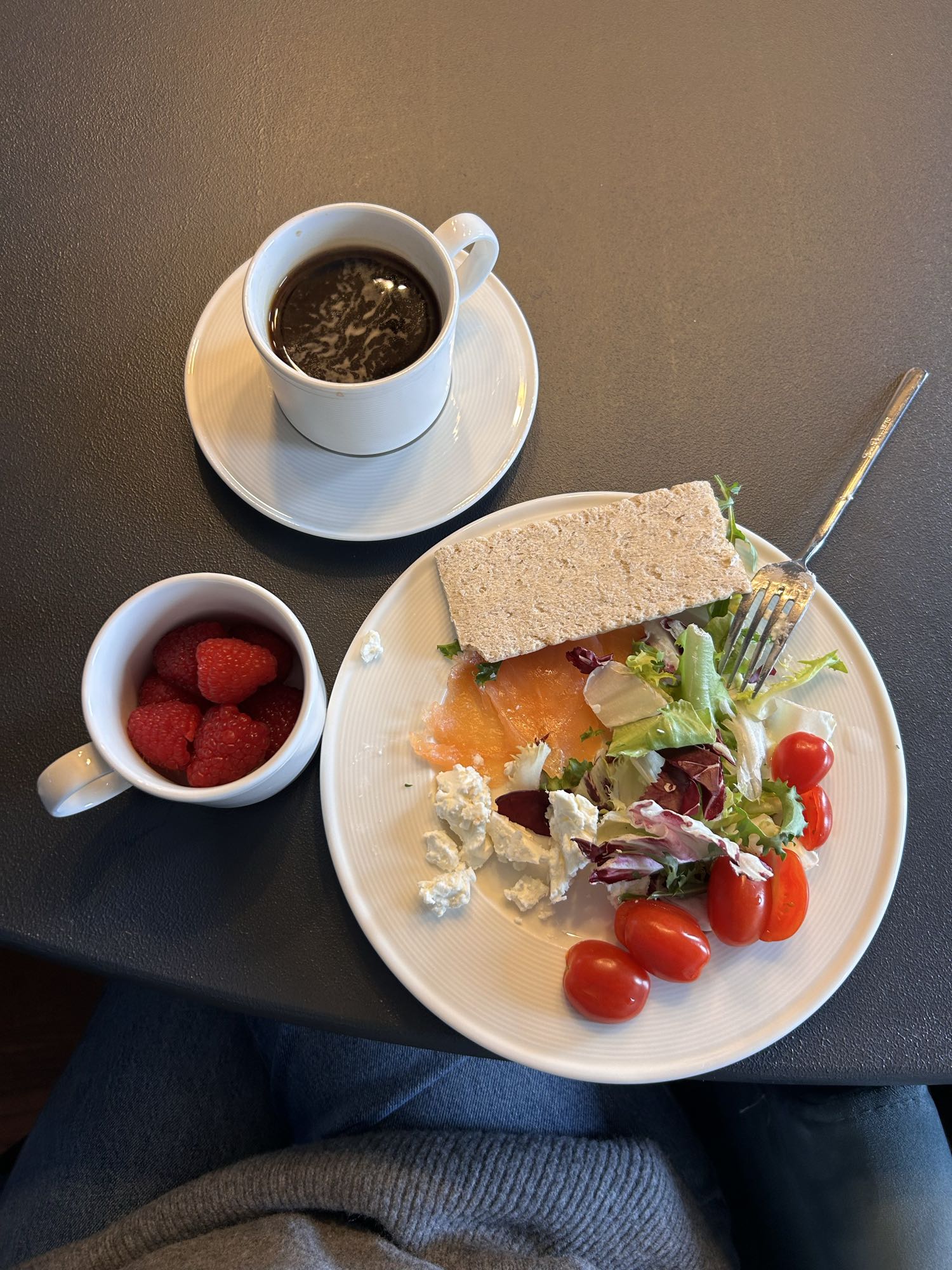 Завтрак с лососем и салатом