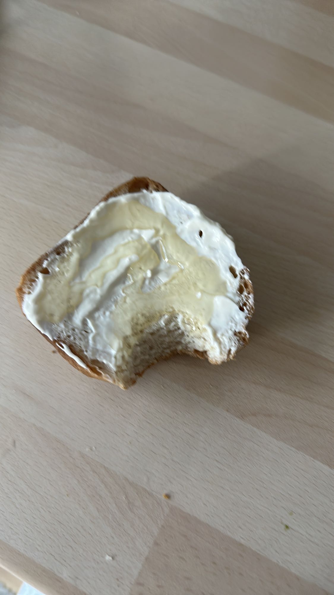 Bal ve krem peynirli ekmek