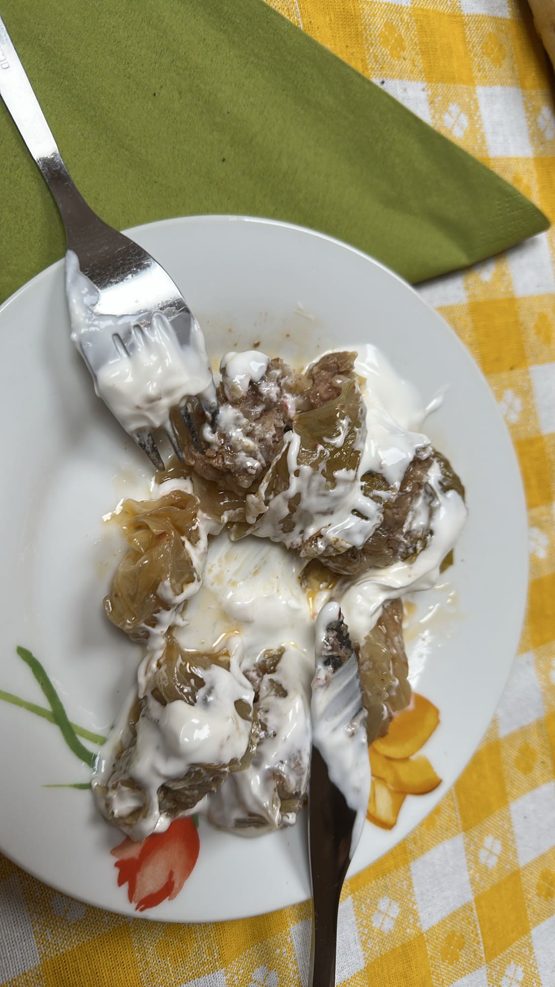 Stuffed cabbage with yogurt