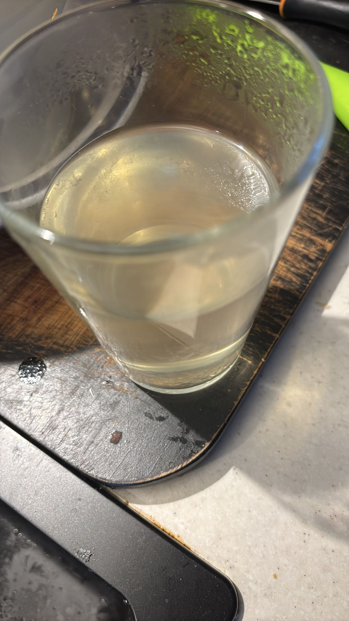 varmt vann av kokt kålrot