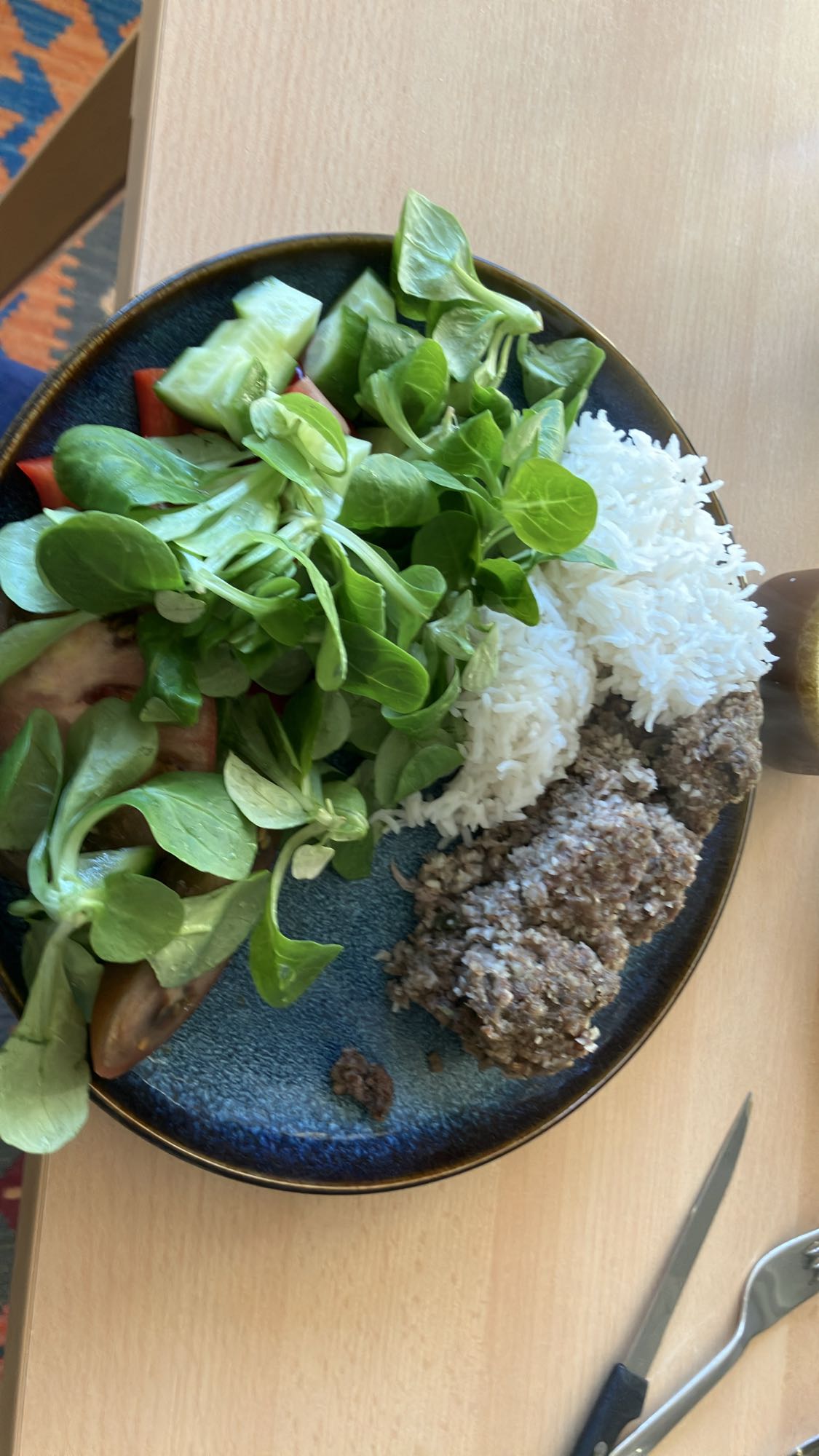 Arroz, carne e salada