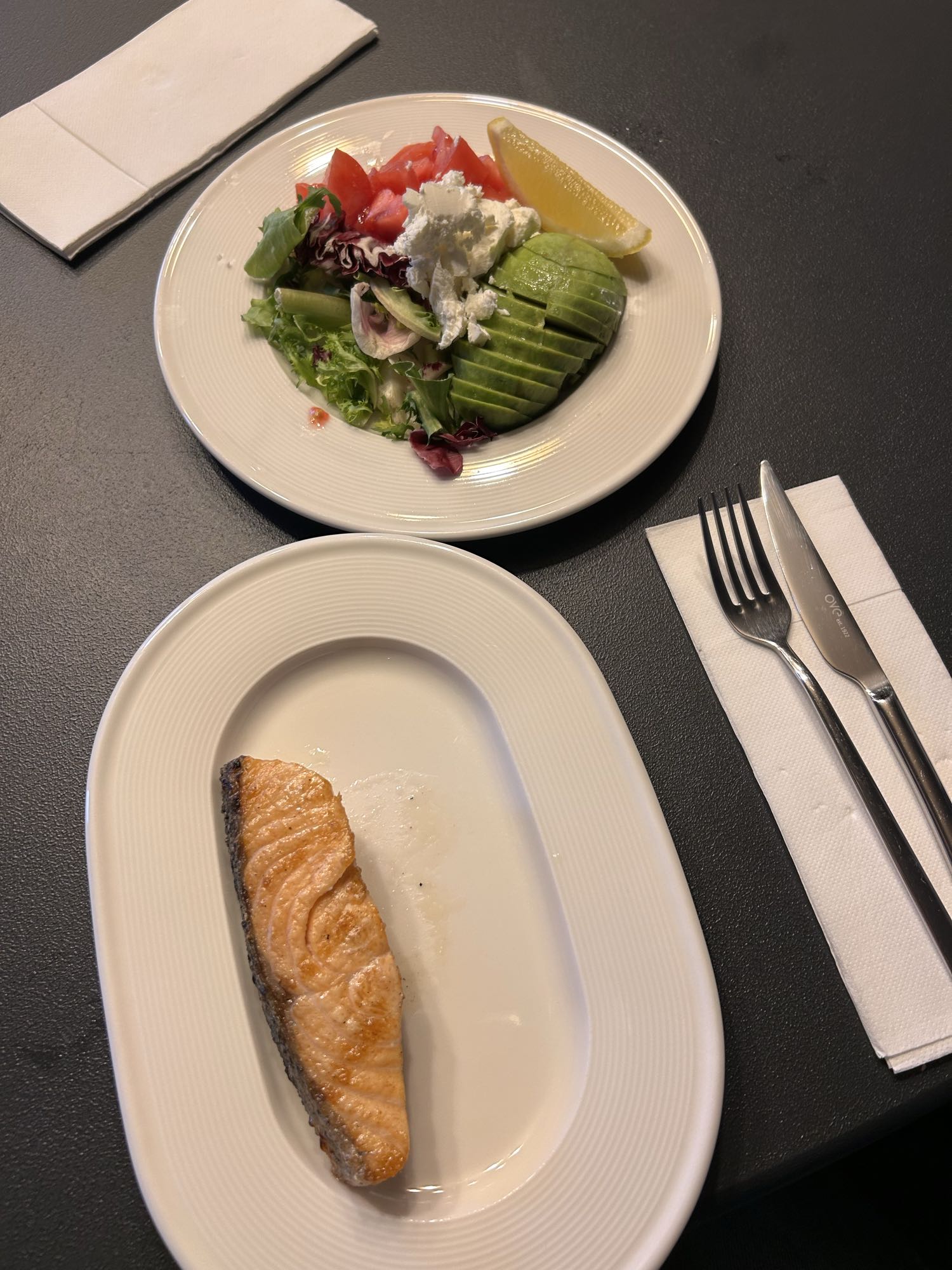 Лосось с авокадо-салатом