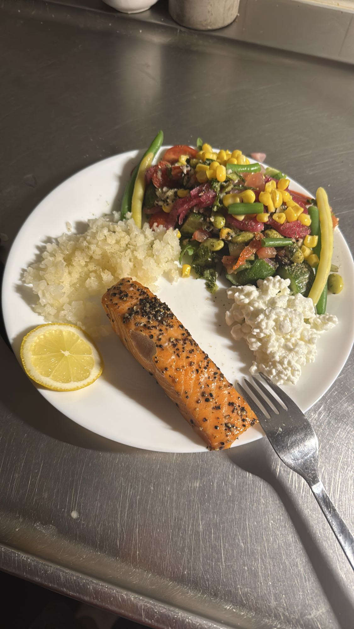 Lax med grönsaker och keso