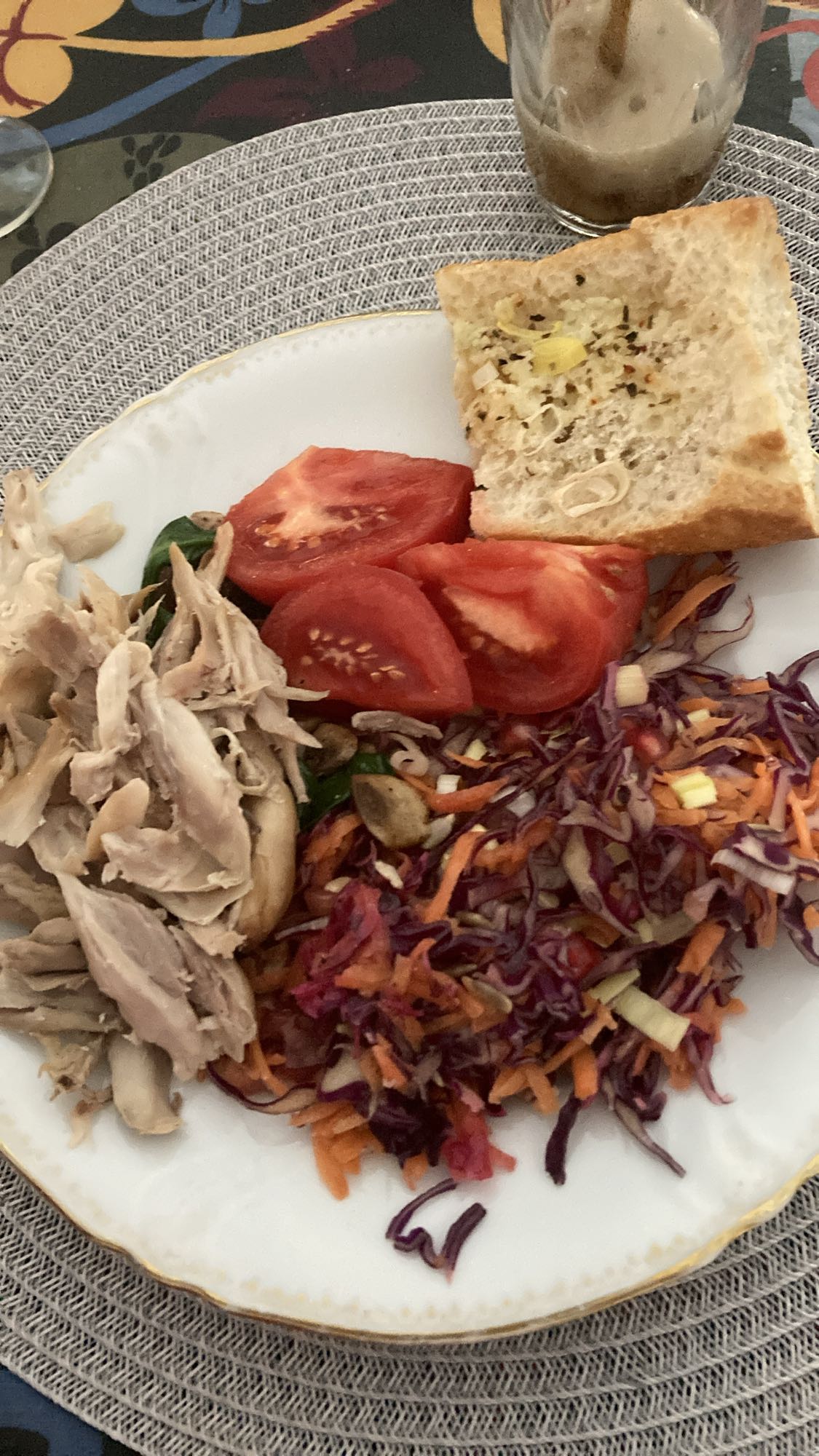 Kyckling med sallad & bröd