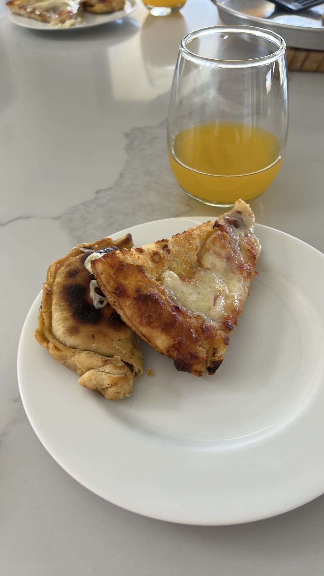 Pizza, empanada y jugo