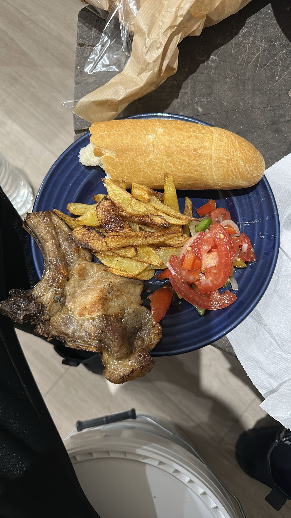 Cotlet porc, cartofi, salată