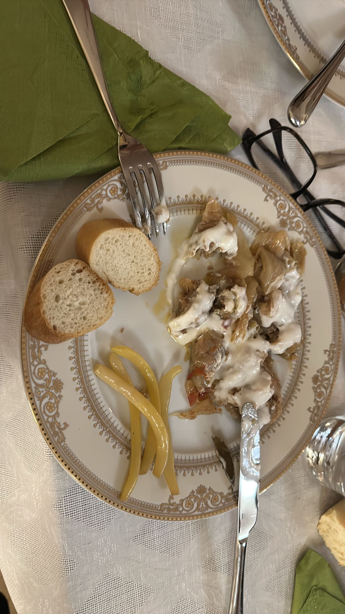 Chicken with yogurt sauce and bread