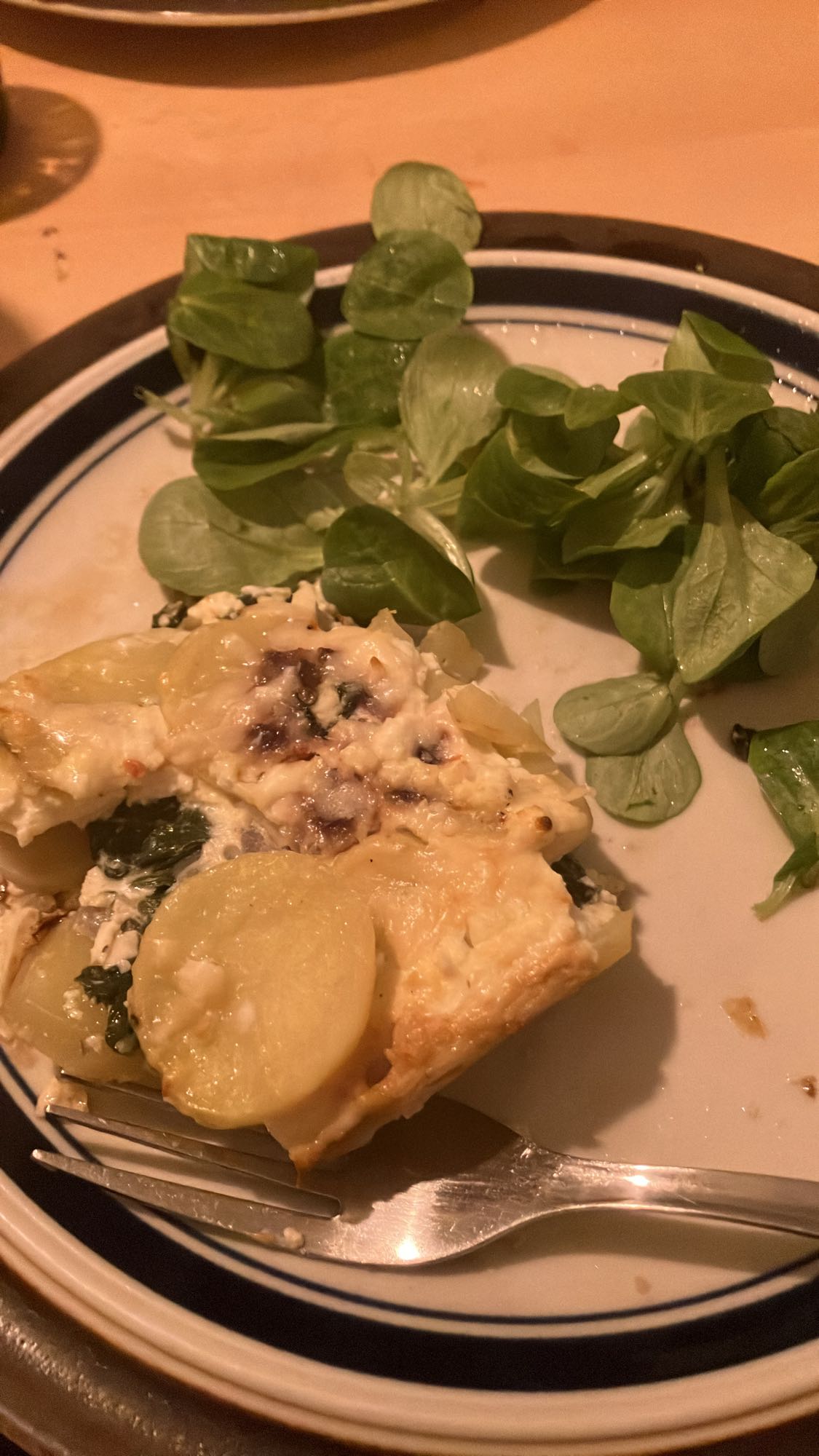 Gratinado de batata e salada