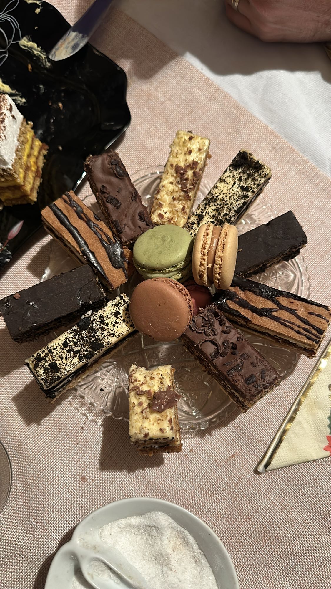 Prăjituri asortate și macarons