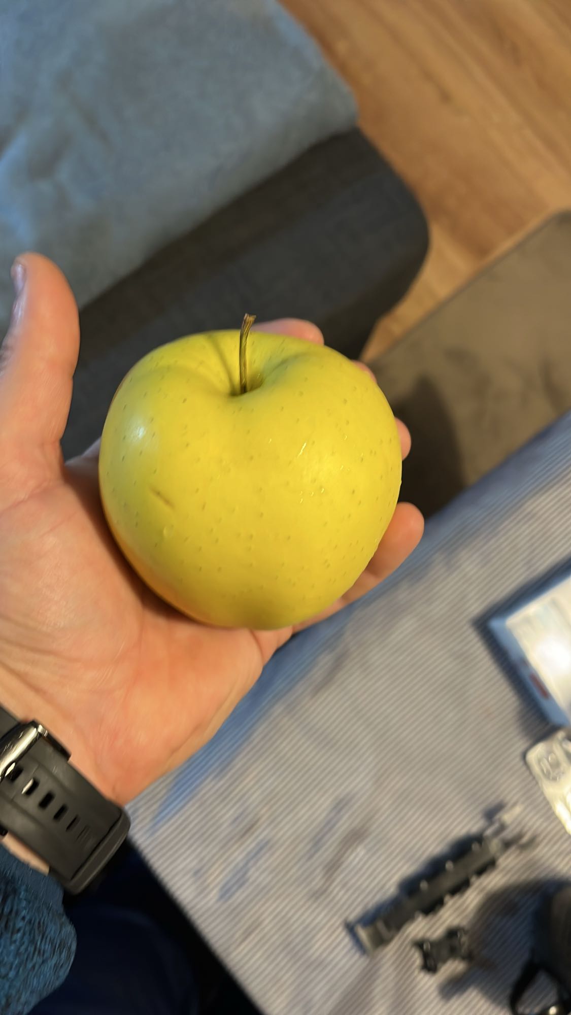 Жълта ябълка