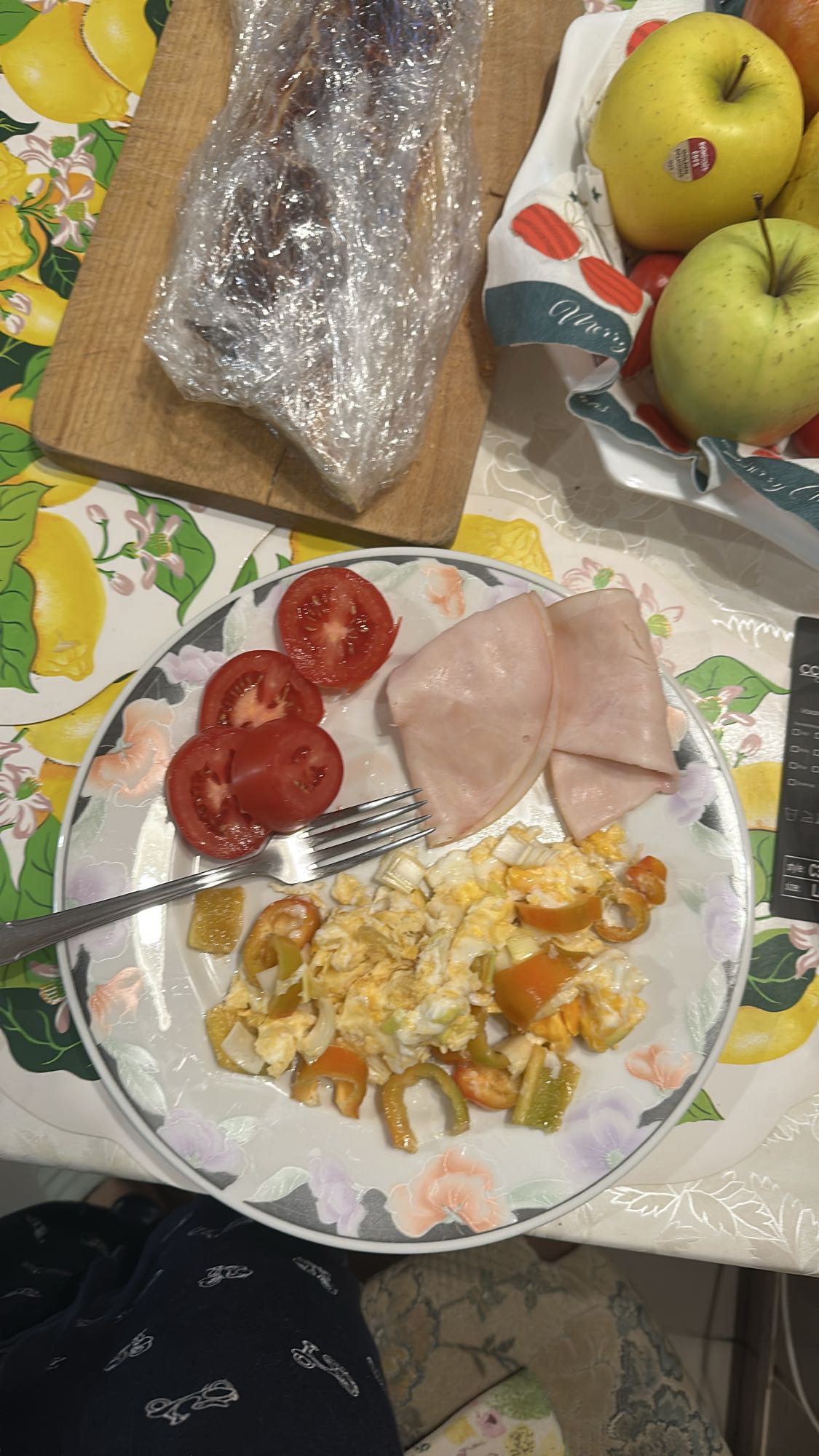 Desayuno con huevo y jamón