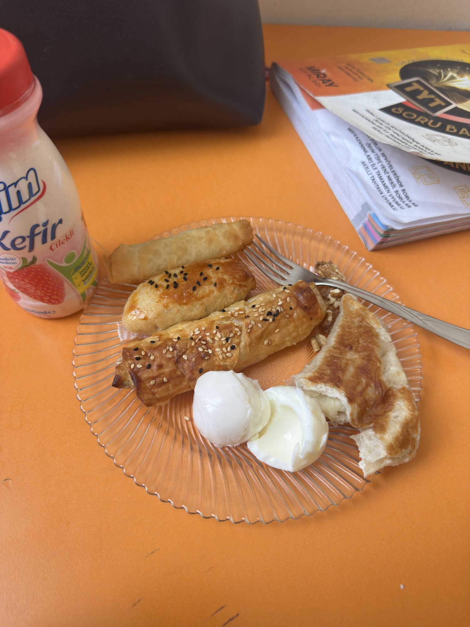 Kahvaltı Tabağı ve Çilekli Kefir