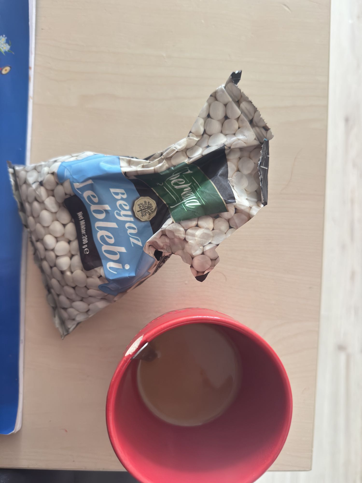 Bir avuç beyaz leblebi ve 3ü bir arada fındıklı nescafe