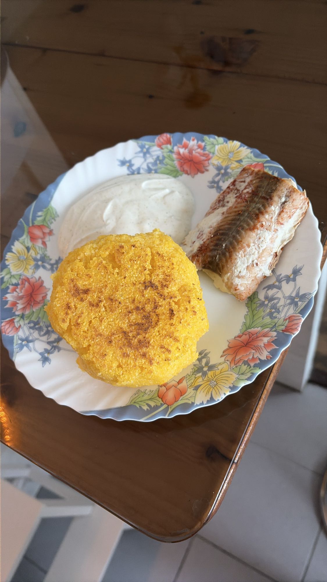 Bulz cu somon sălbatic la cuptor și sos de iaurt grecesc