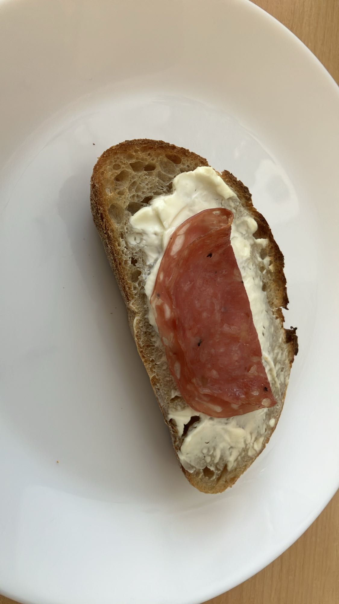 Torrada com salame e creme