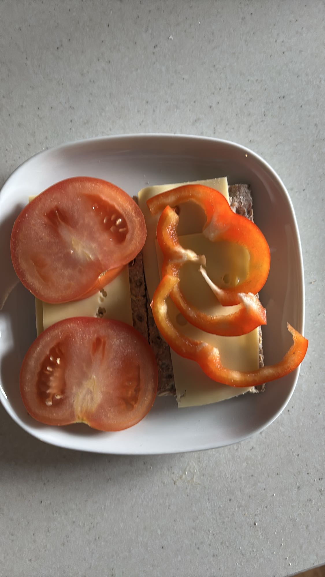 Knekkebrød med ost og grønnsaker