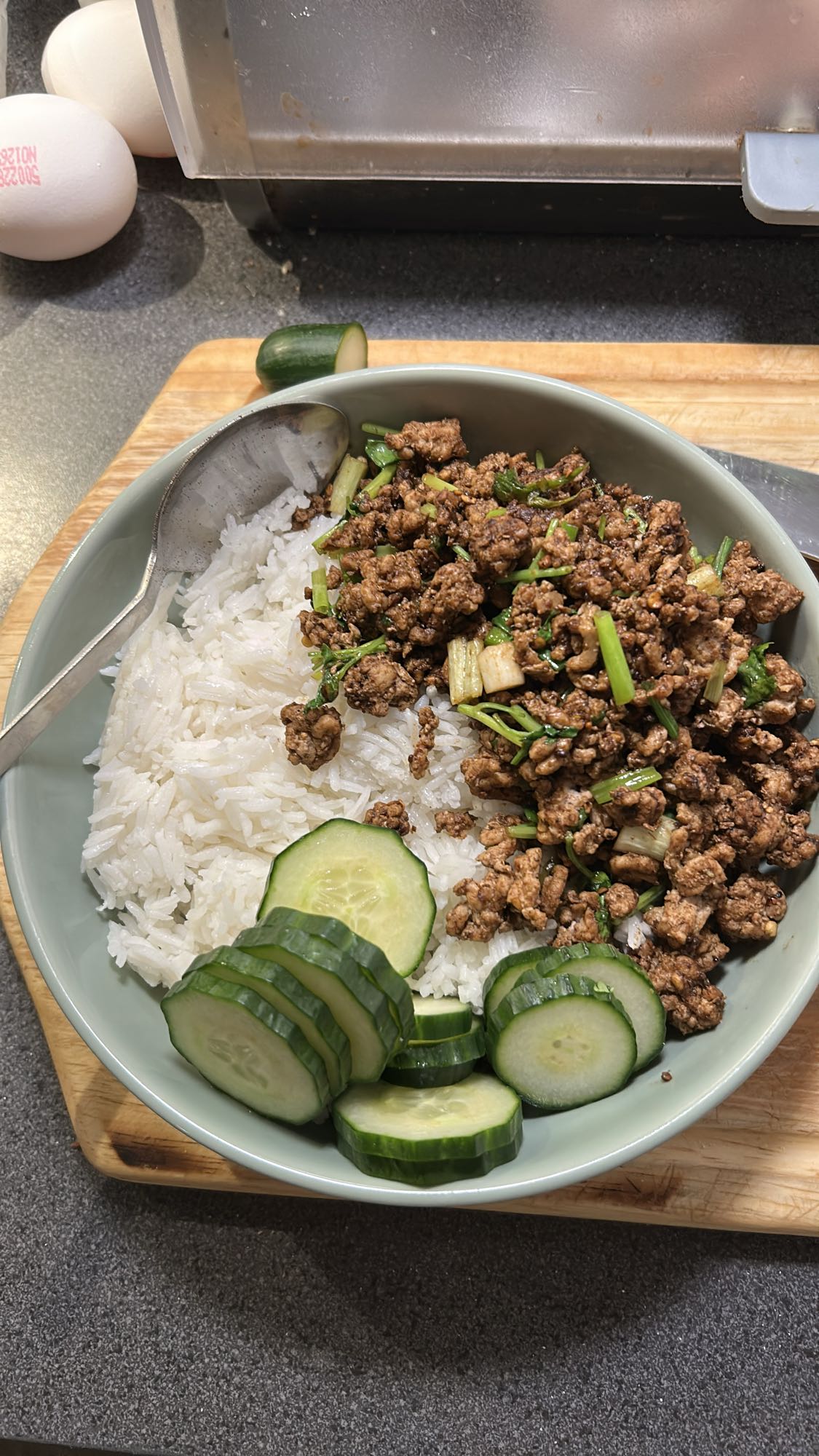 Ris med kjøttdeig og agurk