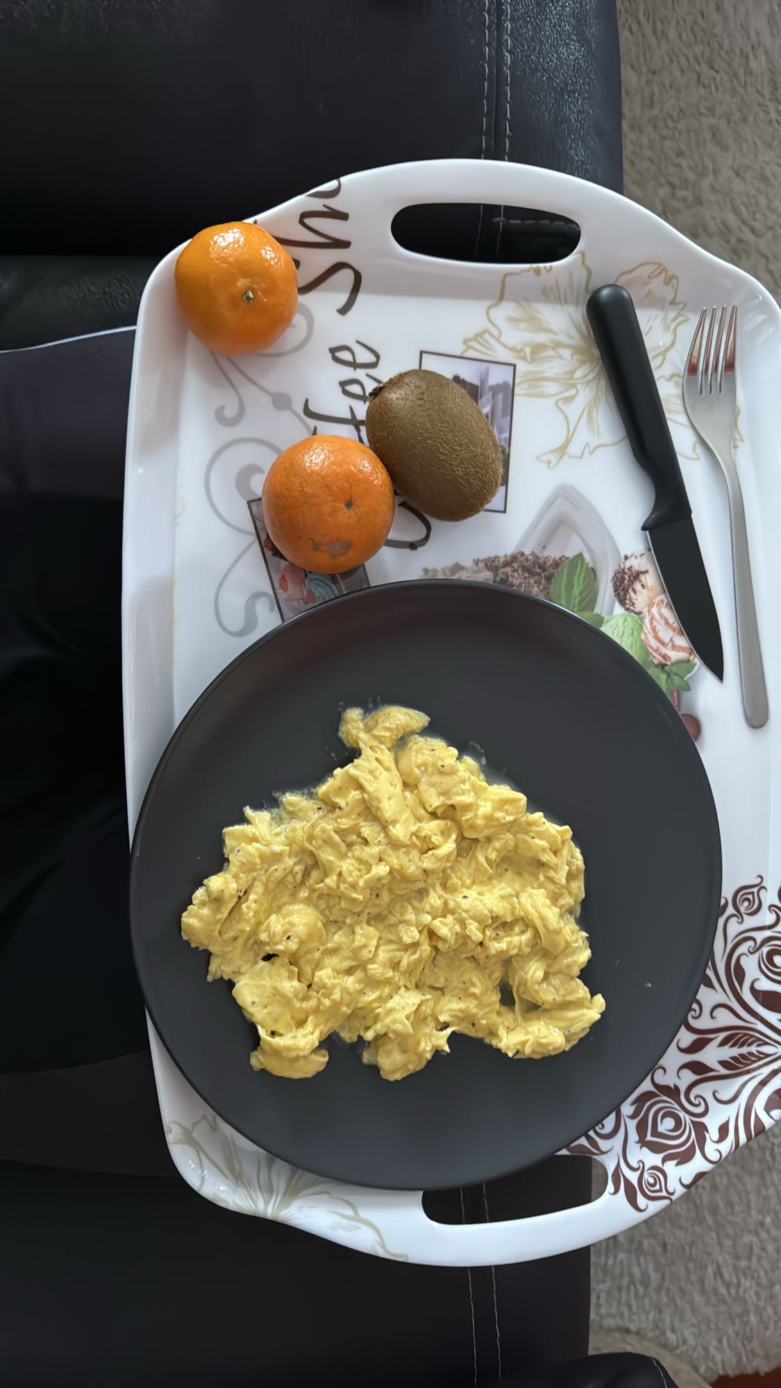 Desayuno con huevos y fruta