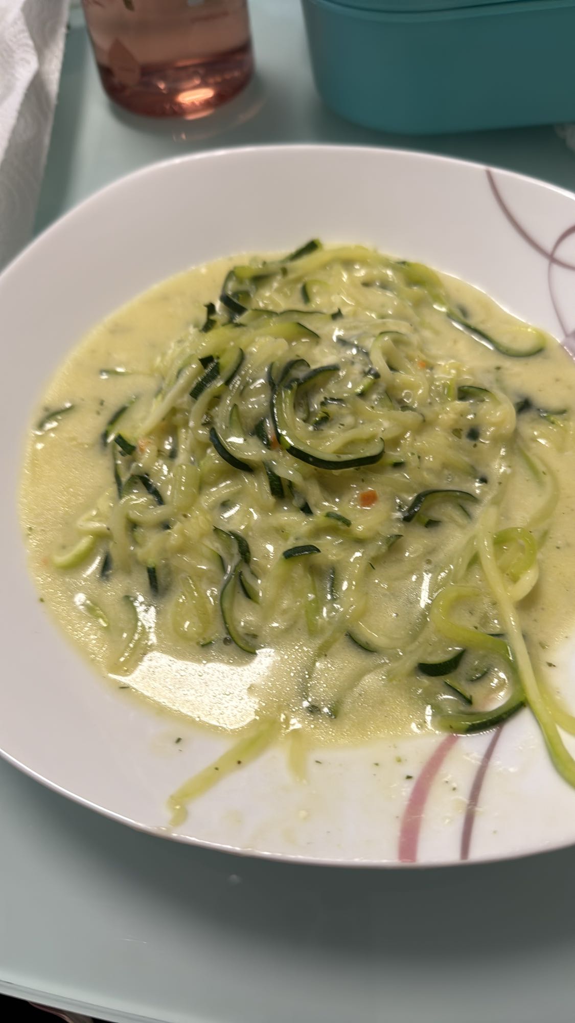 Zucchini-Nudeln in Sahnesoße