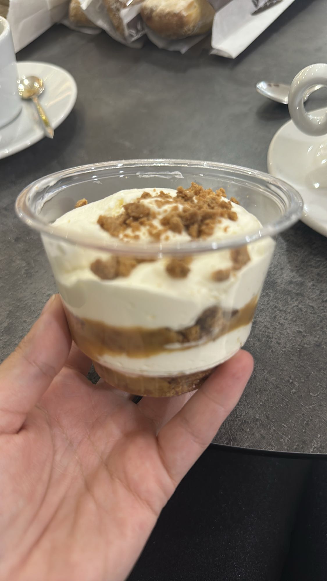 Desert cu caramel și biscuiți