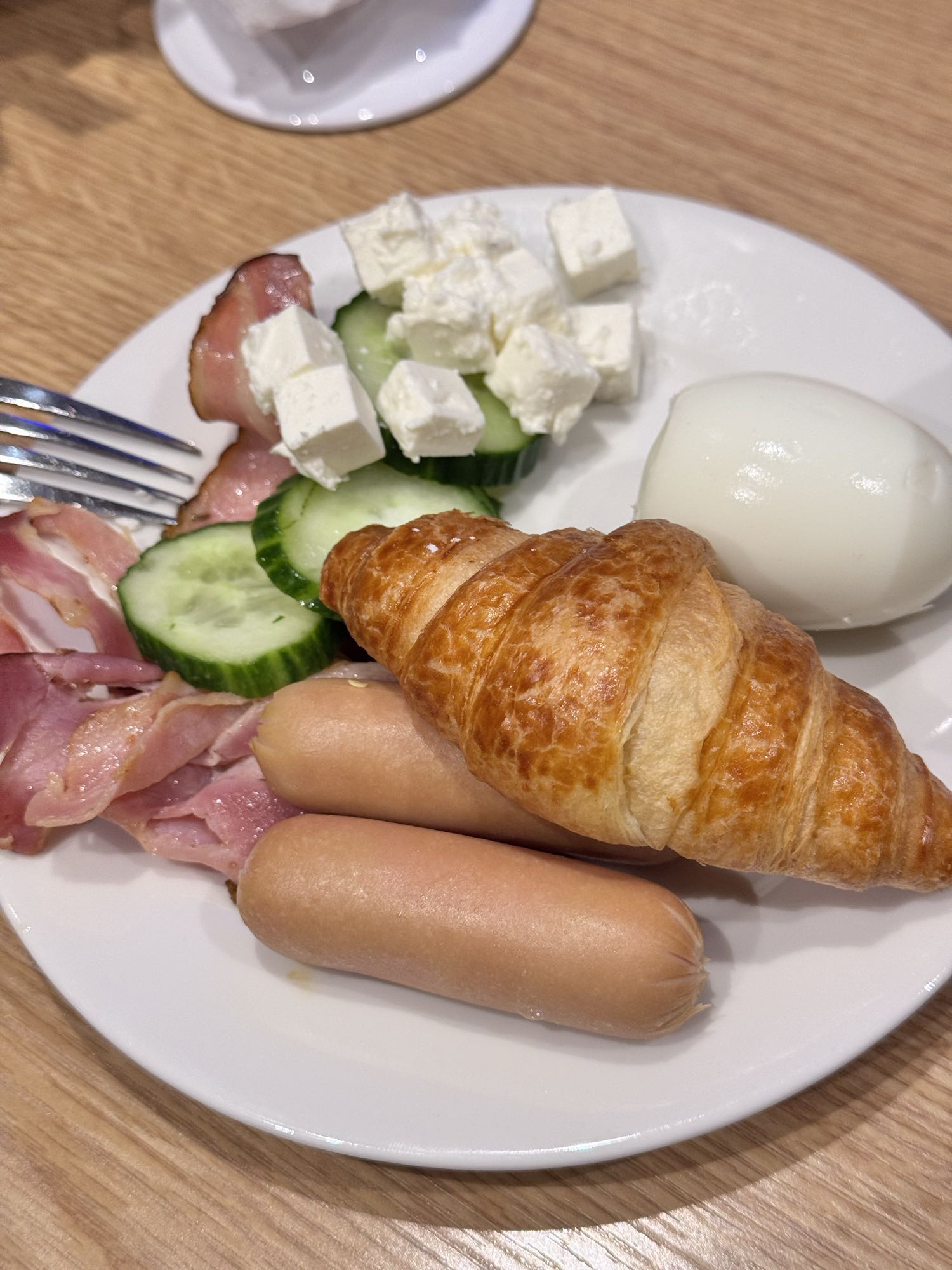 Завтрак с круассаном