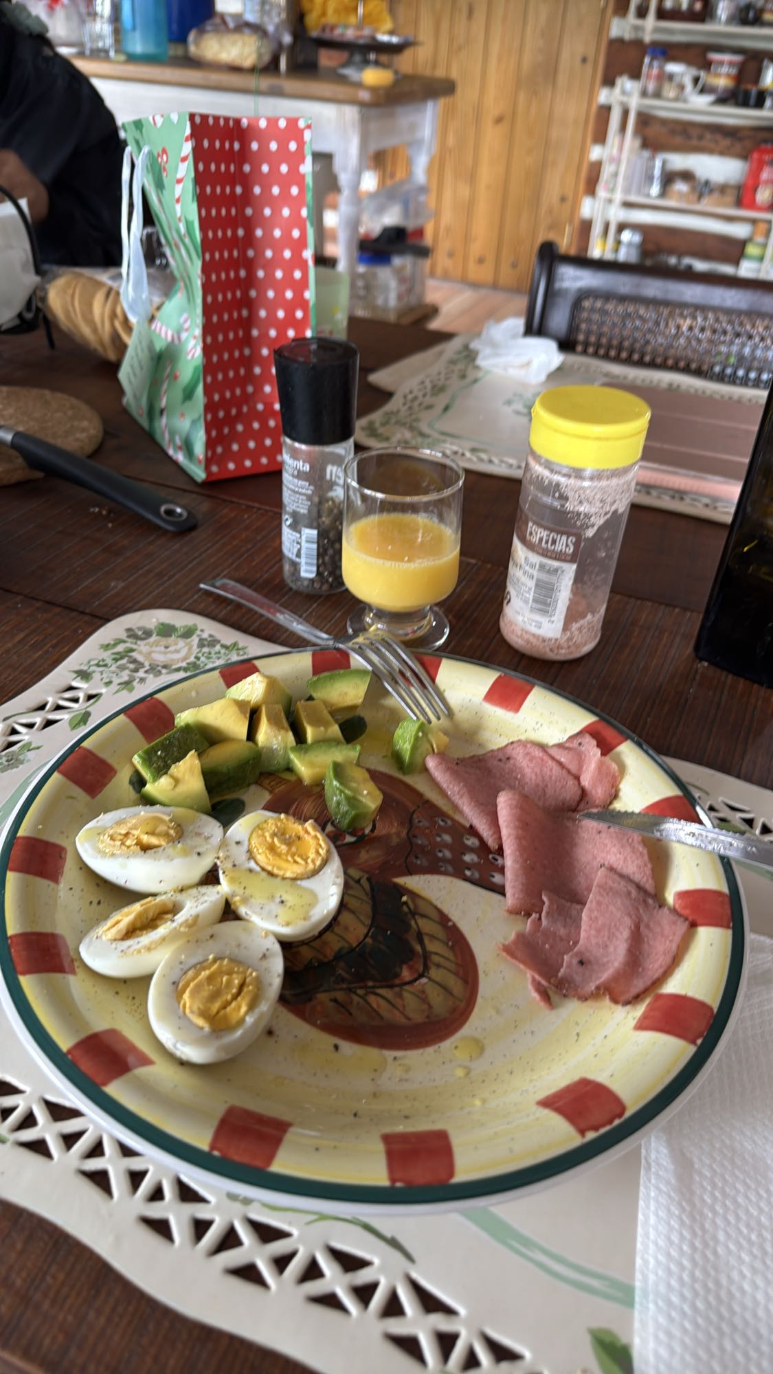 Desayuno con huevo y palta