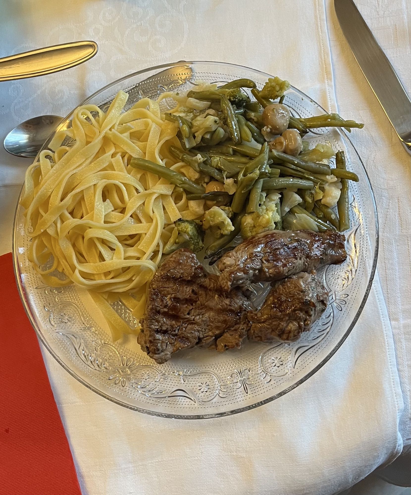 Pâtes, légumes et steak