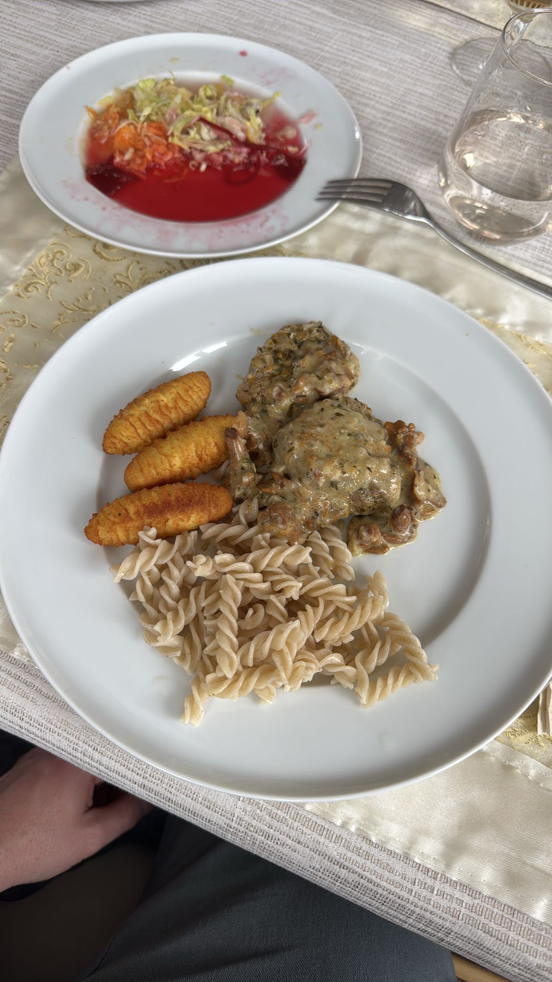 Pasta mit Fleisch und Salat