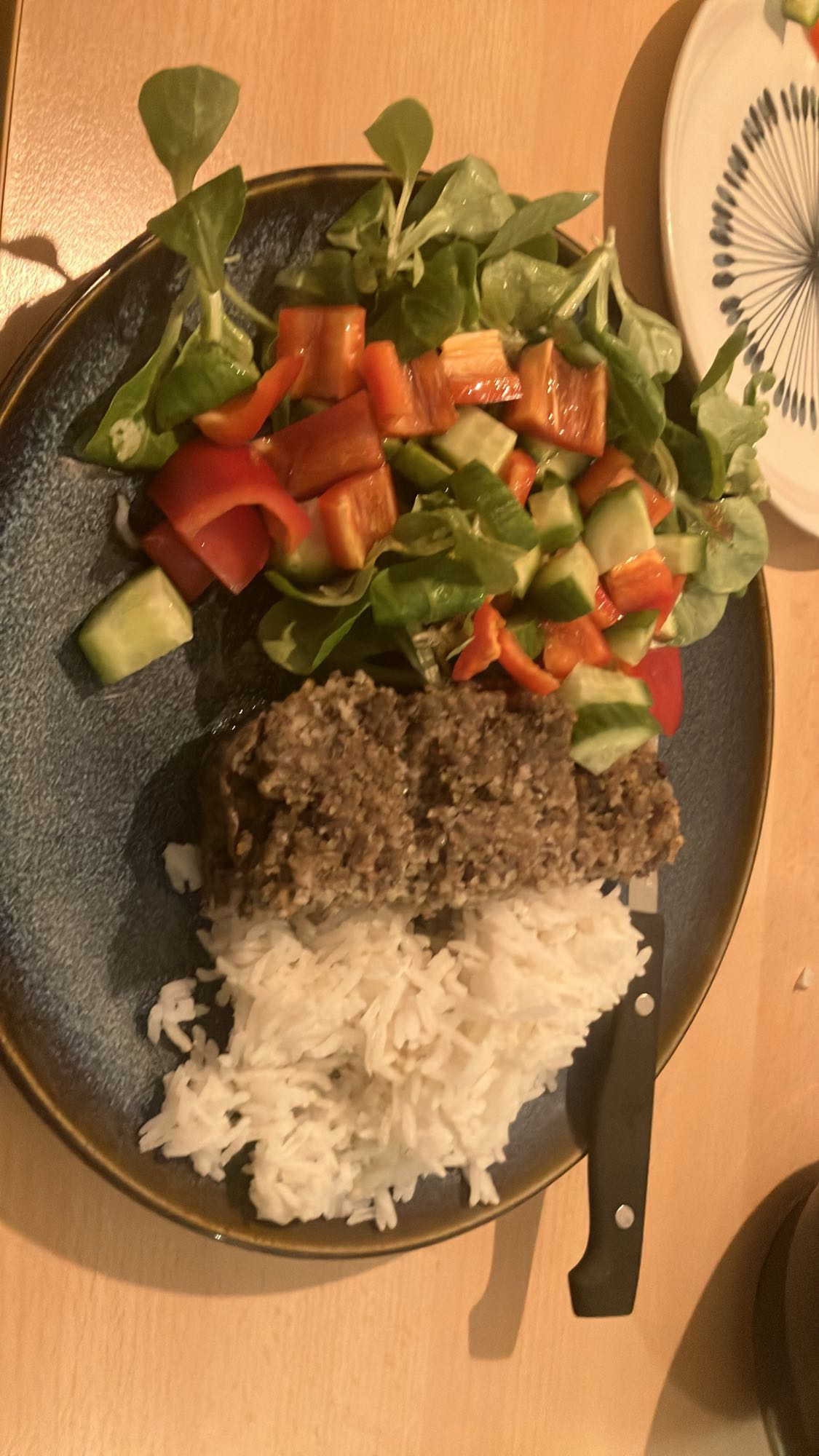 Arroz, carne e salada