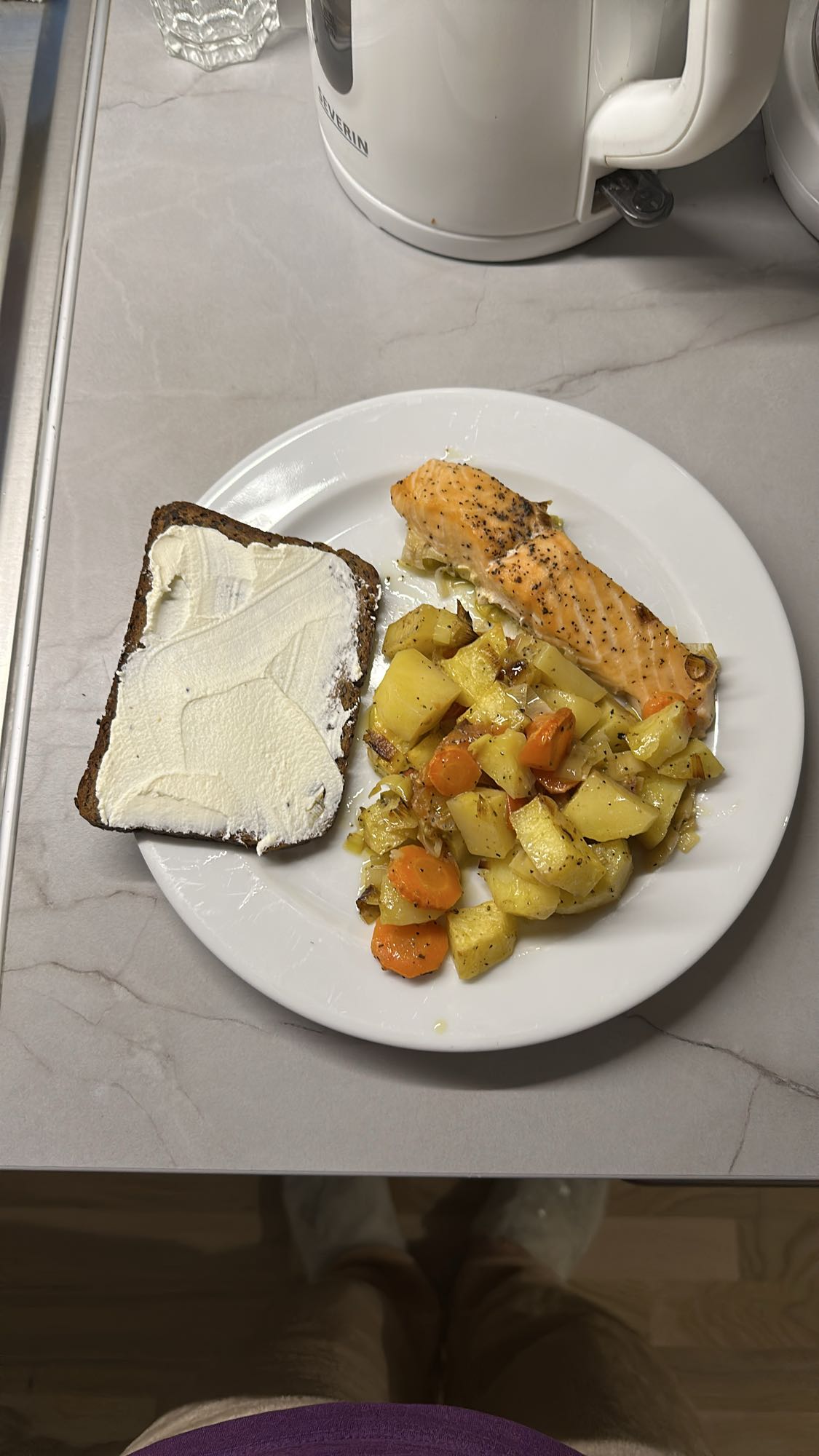 Лосось с овощами и хлебом