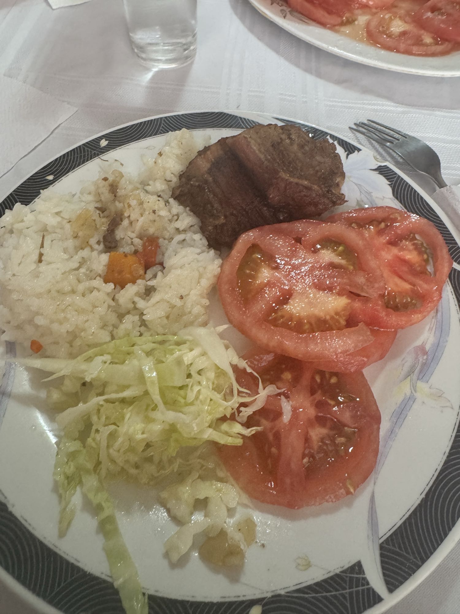 Arroz con carne y ensalada