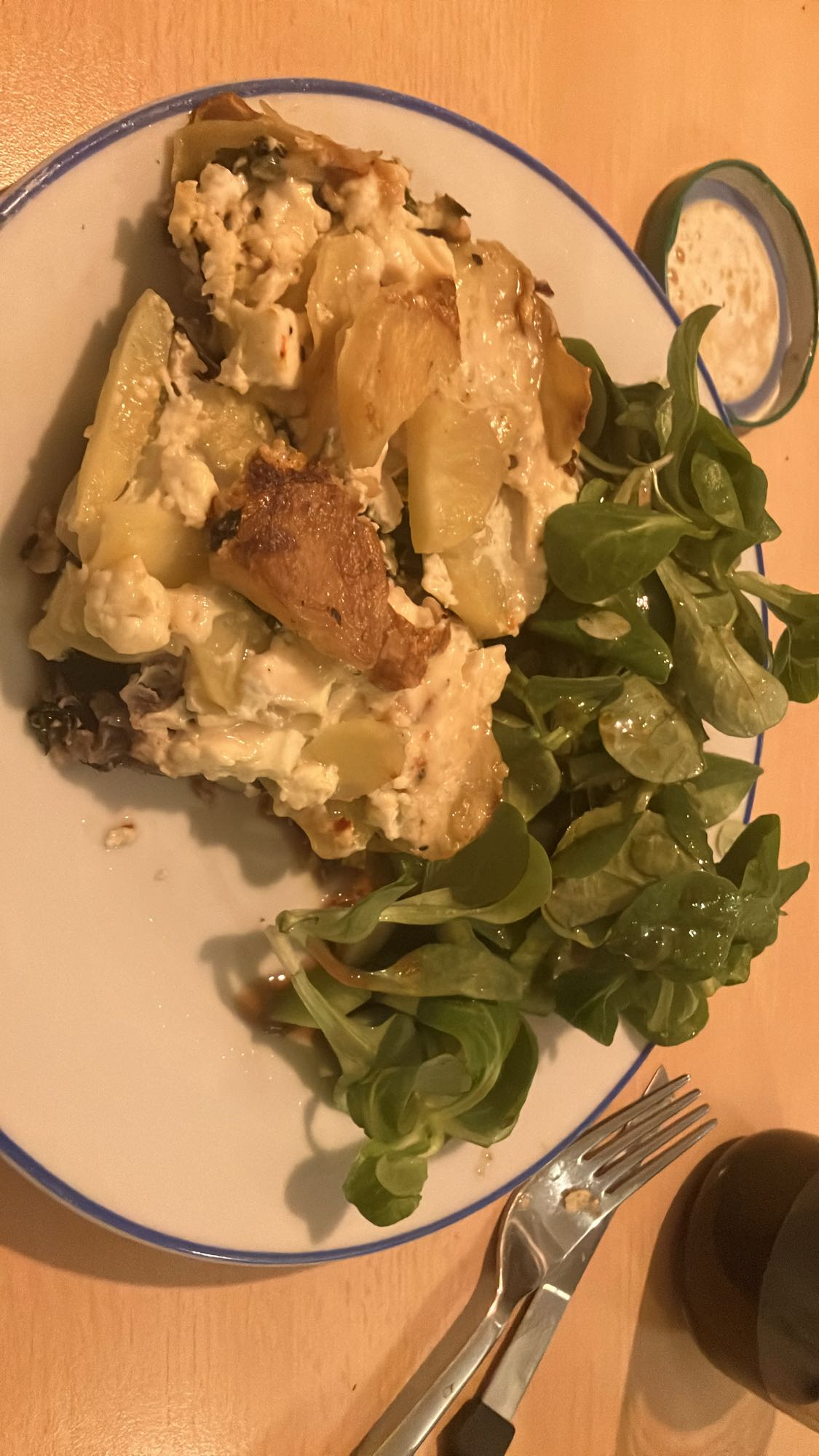 Gratinado de batata com salada