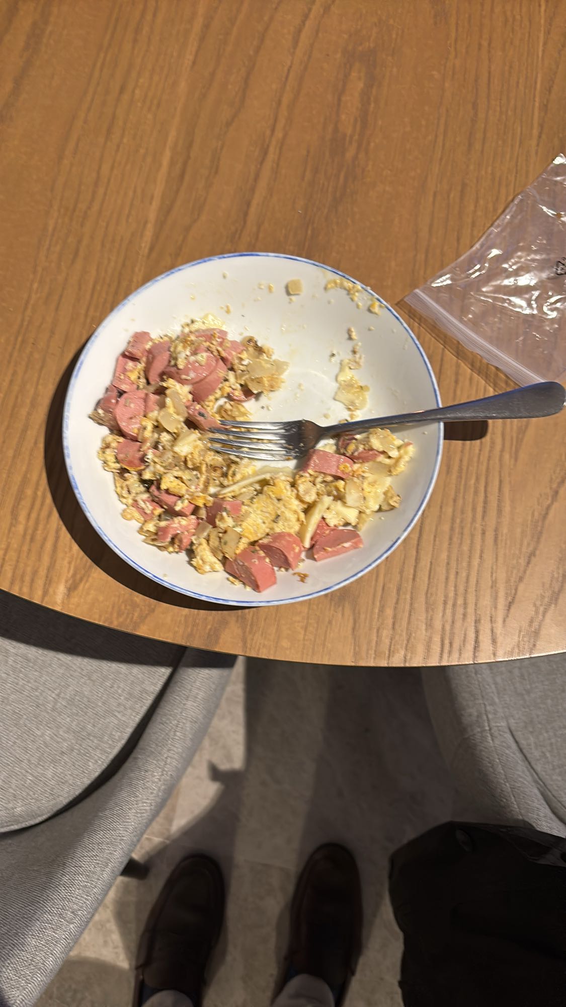 huevos revueltos con salchicha