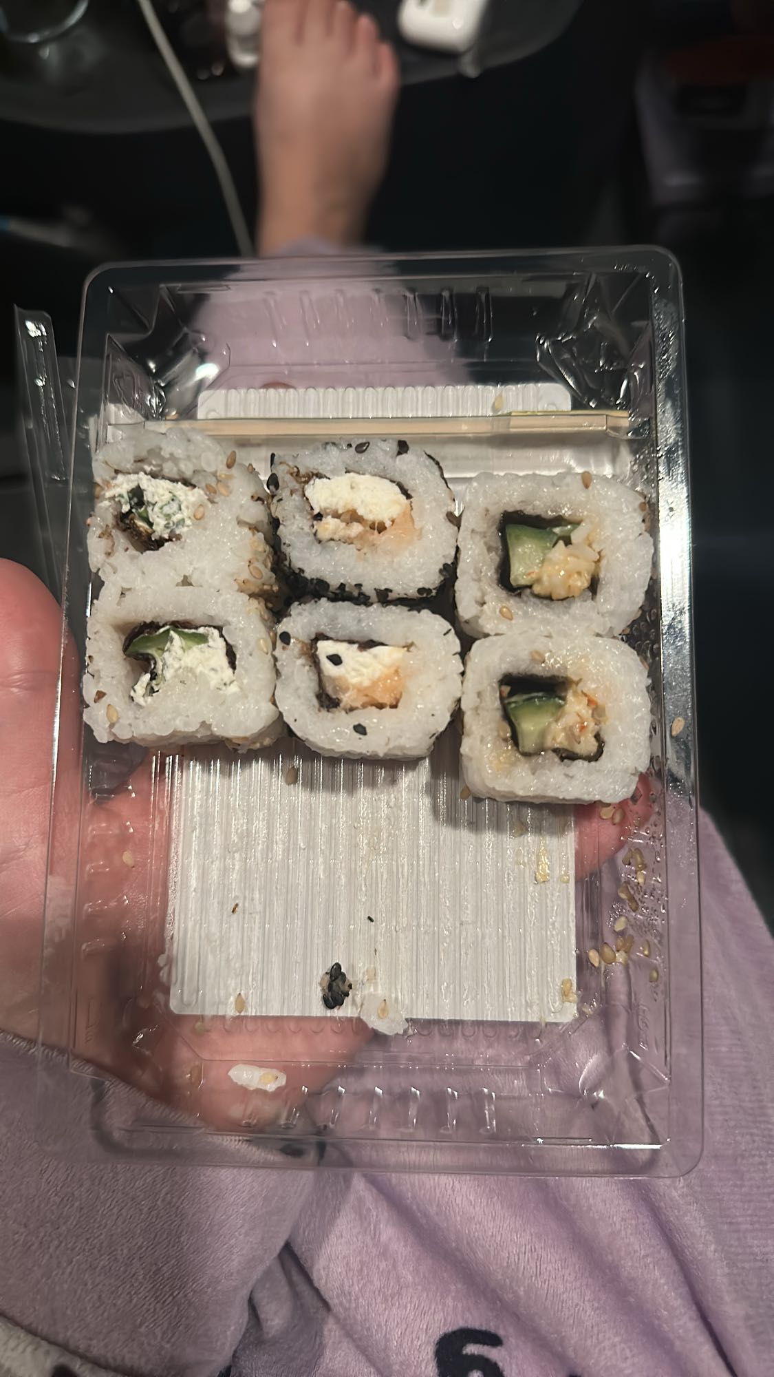 Sushi cu somon și castravete