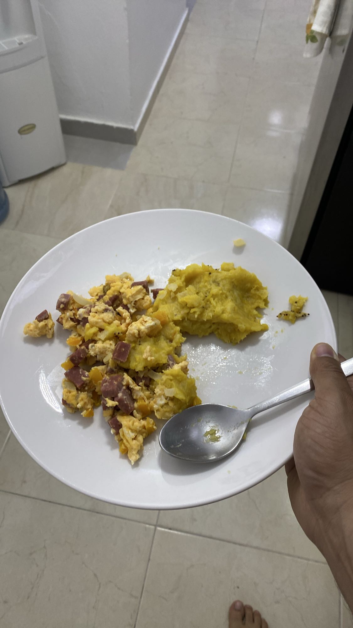 Huevos revueltos y plátano