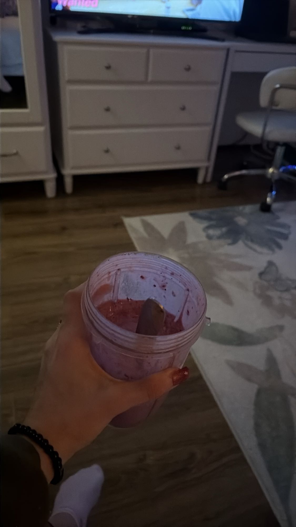 Smoothie proteic cu ouă, pudră proteică și fructe de pădure