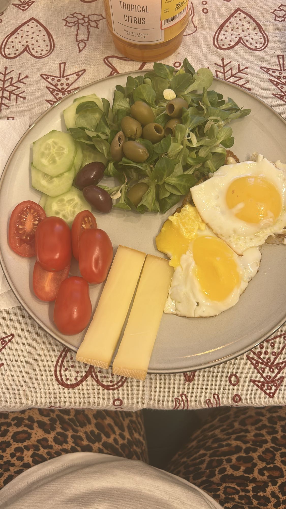 Mic dejun cu ouă și legume