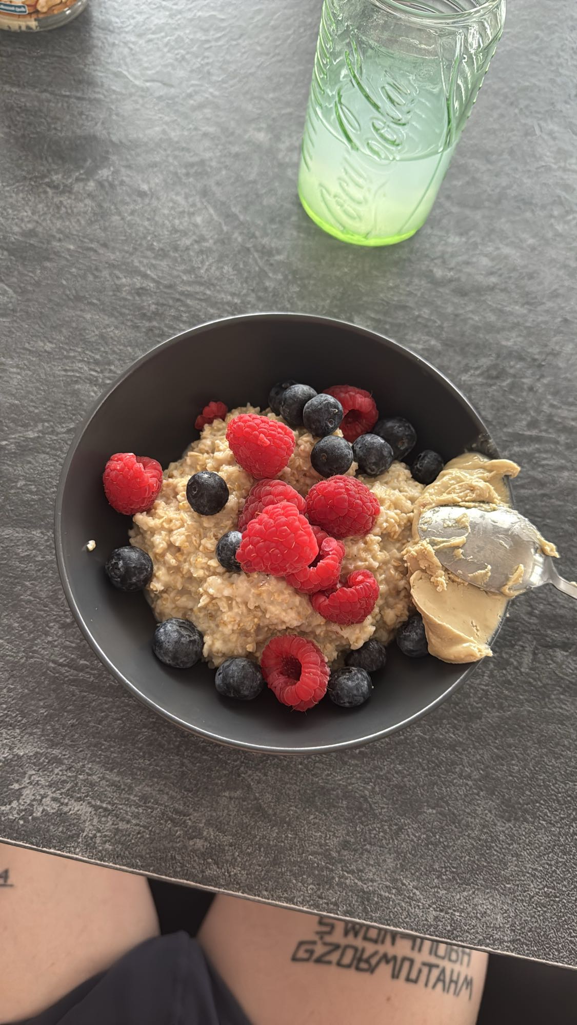 Havermout met bessen en pindakaas