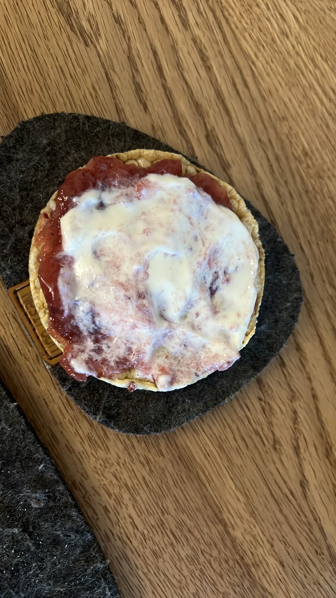 Knäckebröd med sylt och yoghurt
