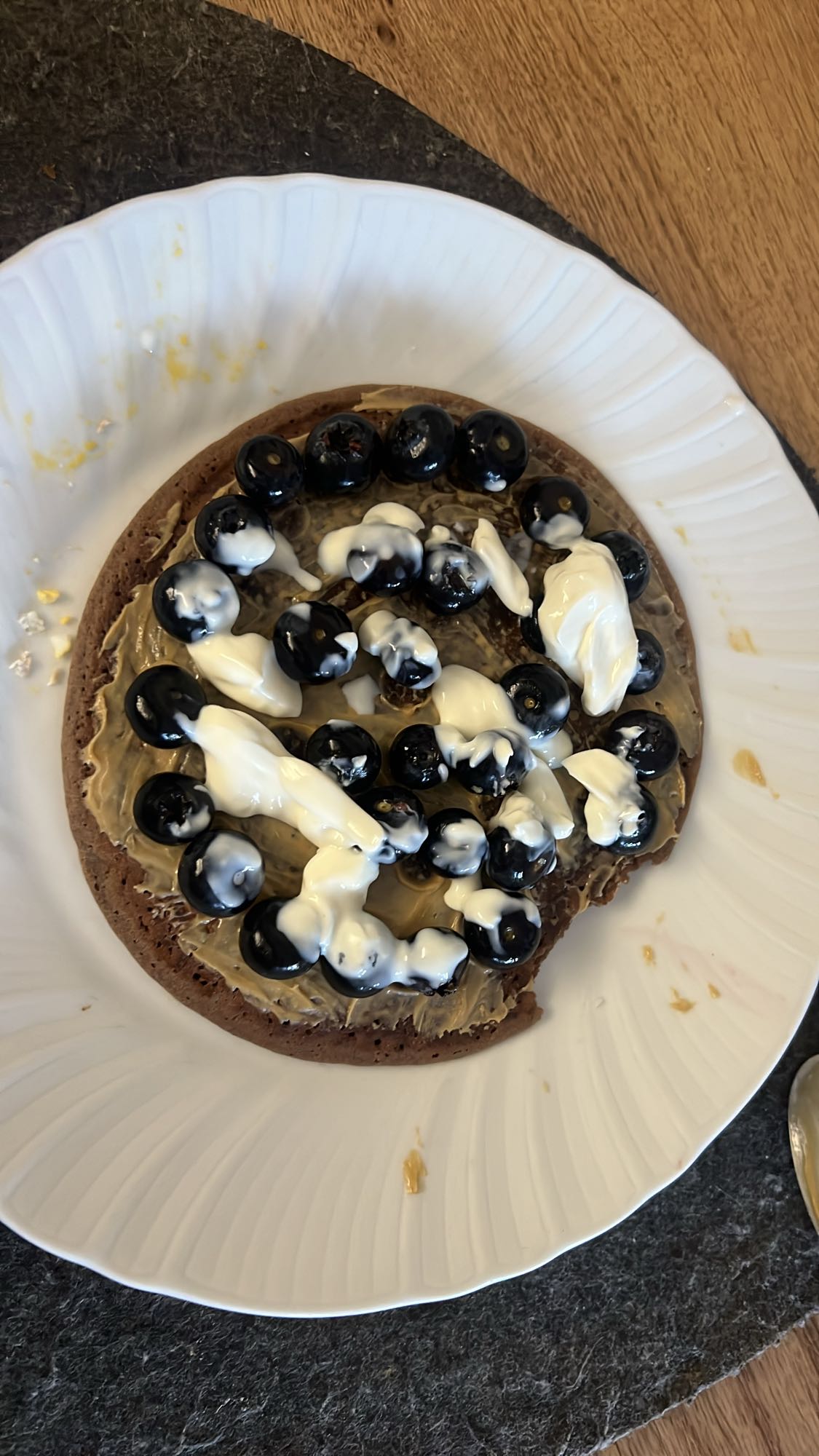 Schokoladenpfannkuchen mit Heidelbeeren