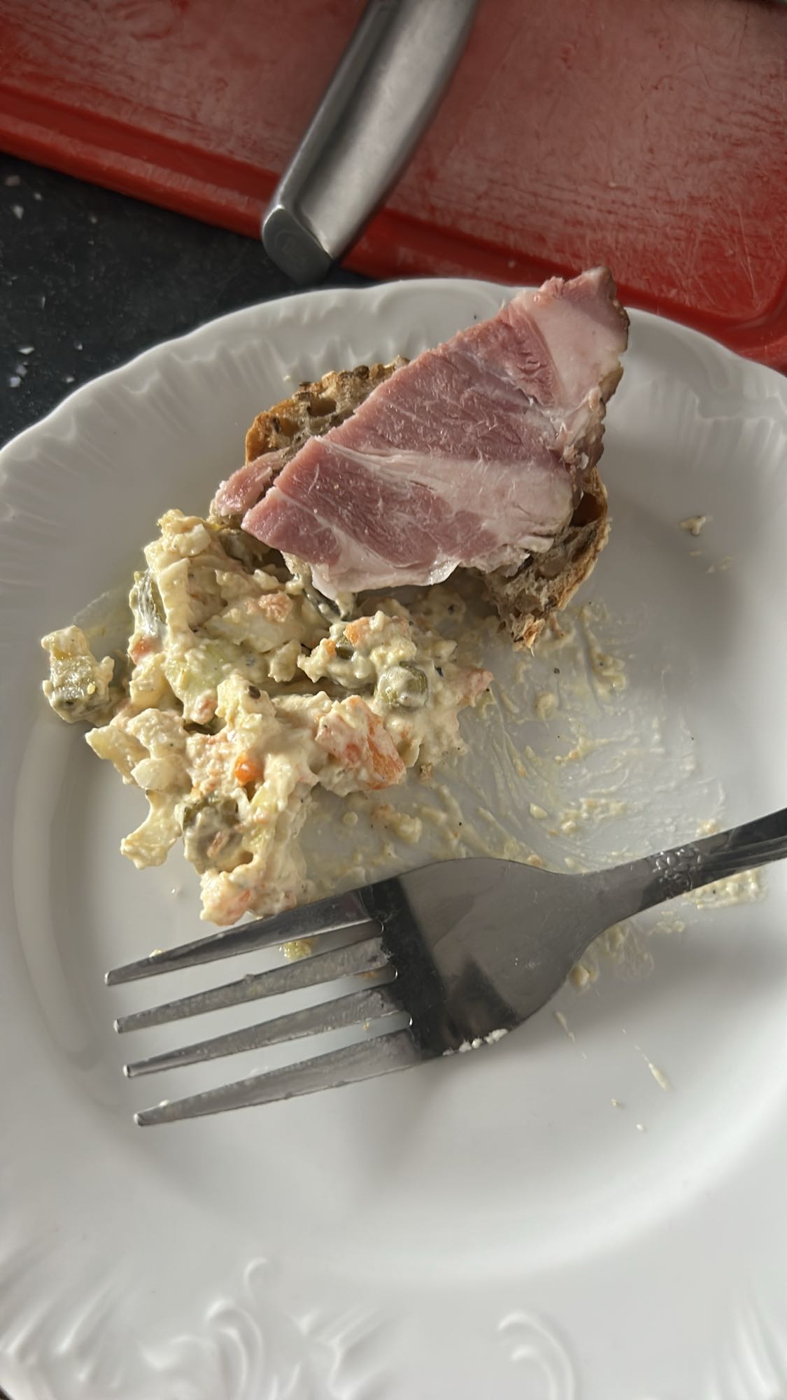 Sałatka i chleb z szynką