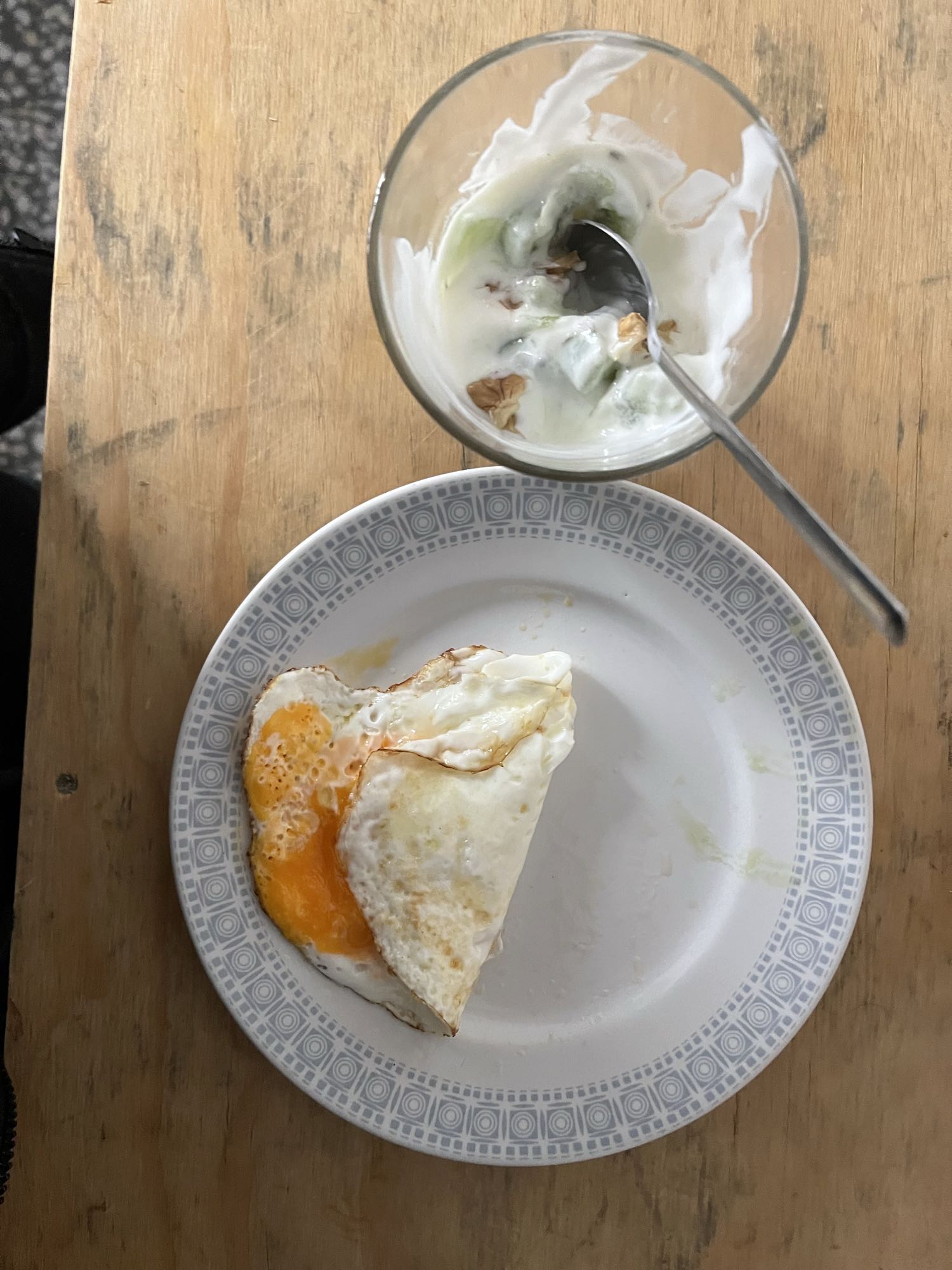 Desayuno con huevo y yogur