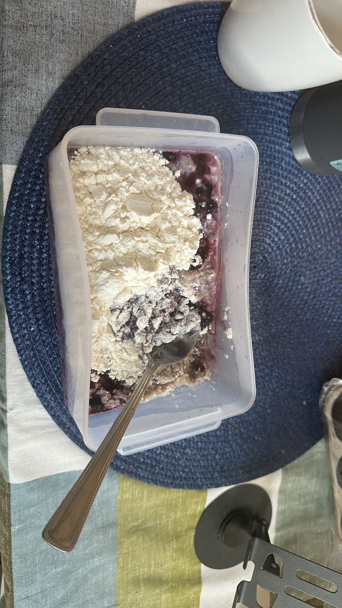 Havregrynsgröt med blåbär, russin, proteinpulver och kreatin