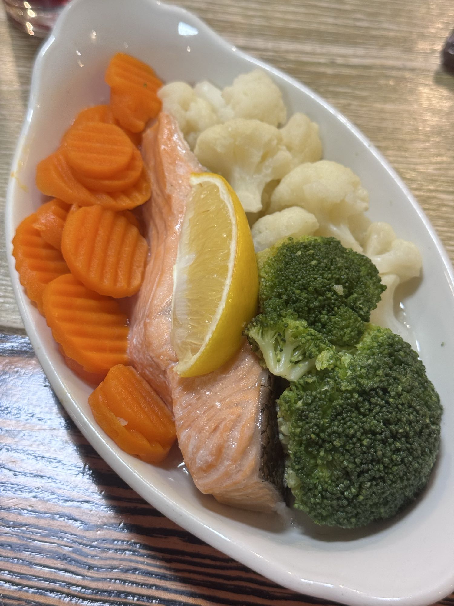 Лосось с овощами