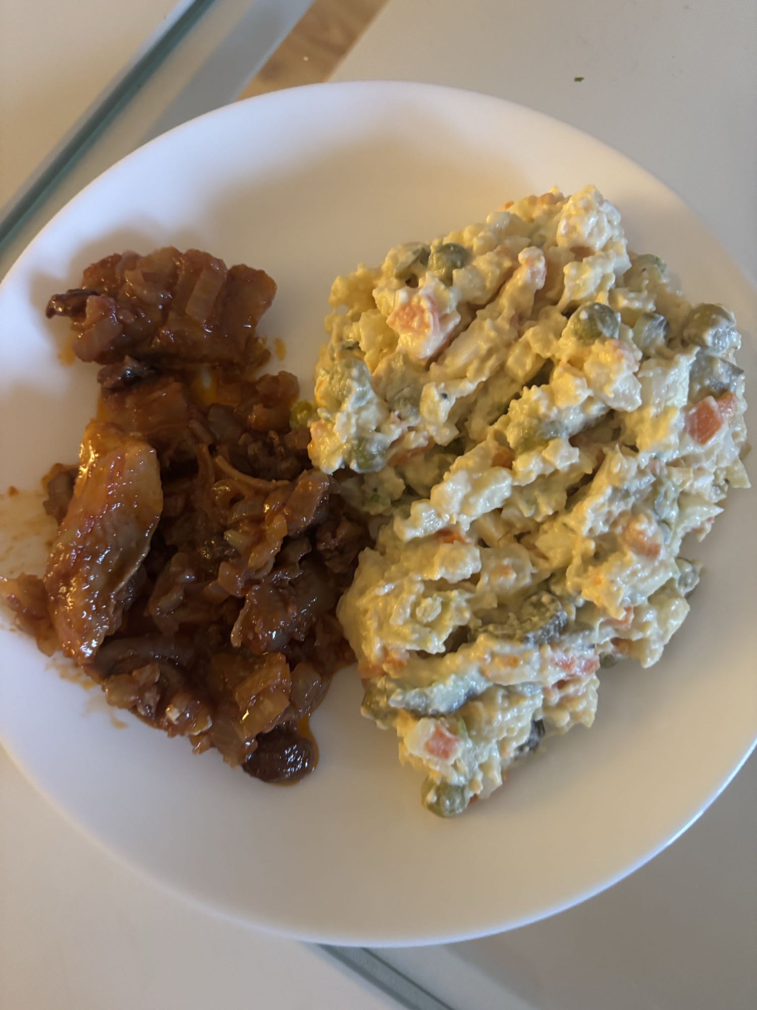 Sałatka jarzynowa z mięsem