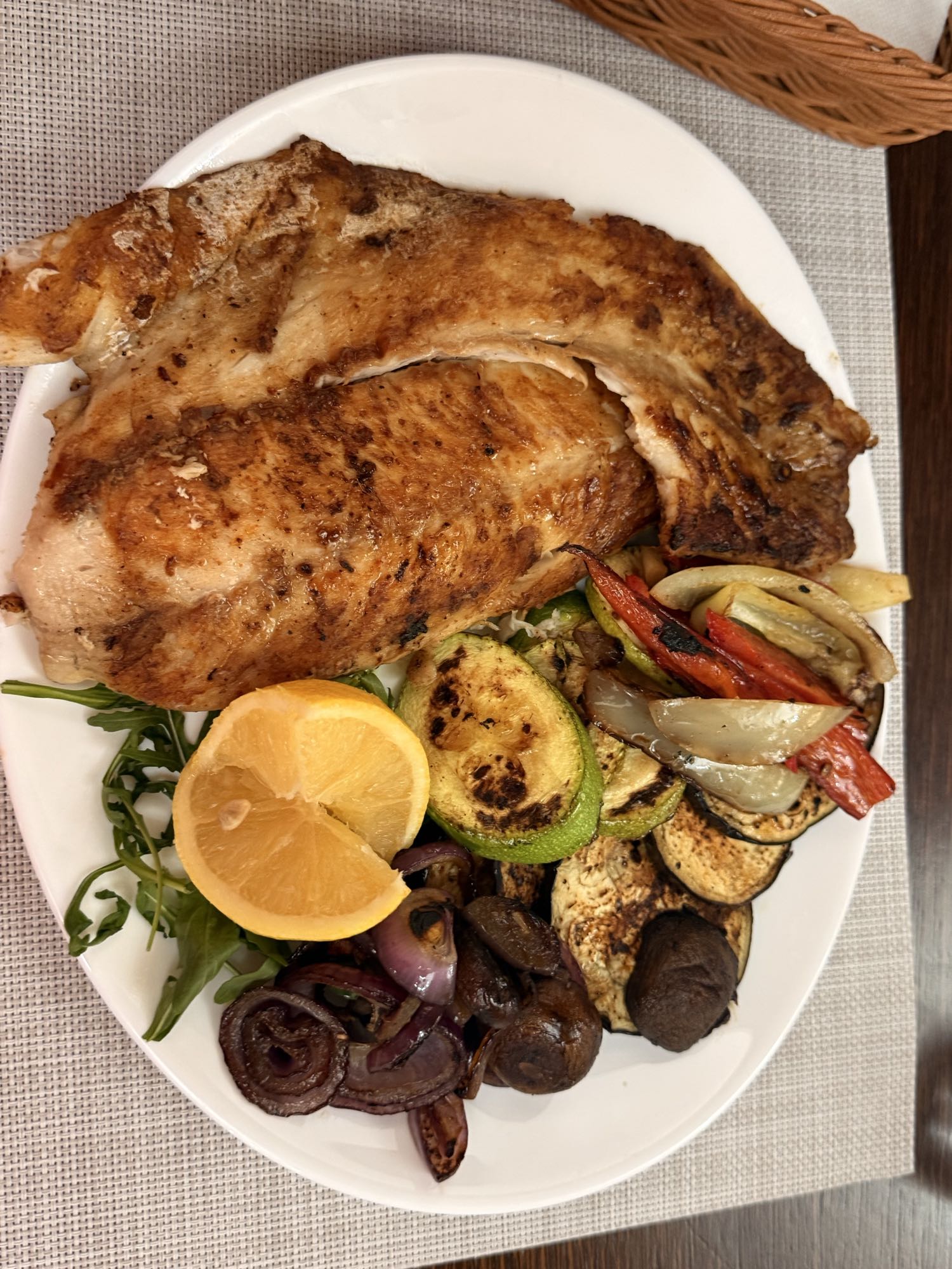 Pește cu legume la grătar